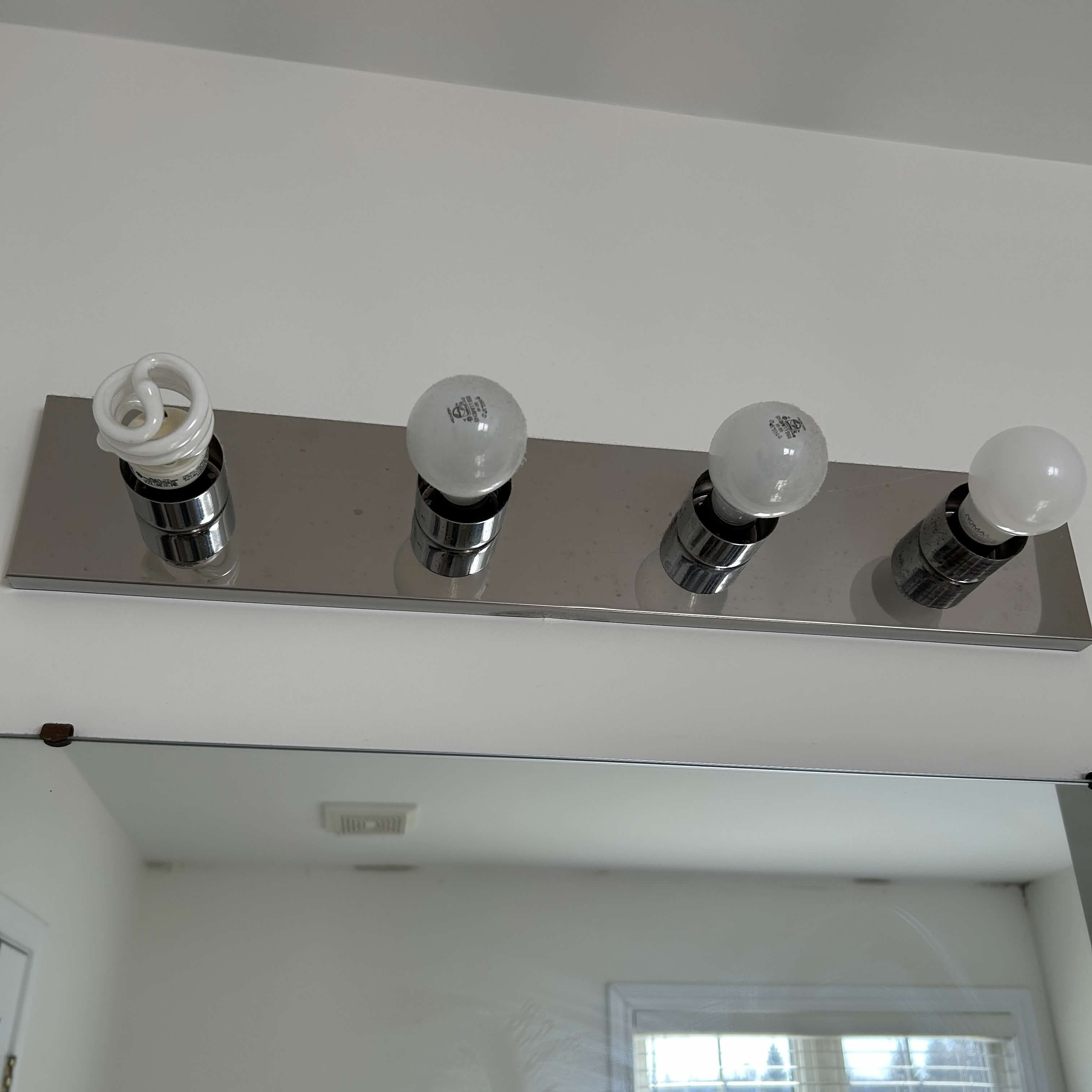 Strange humming coming from the bathroom light